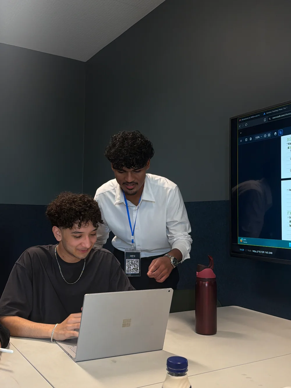 Students and tutors working together at Aventus