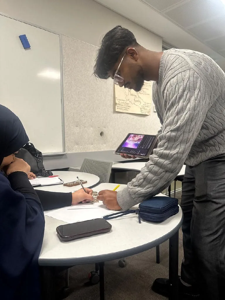 Aventus tutor helping a student with written work